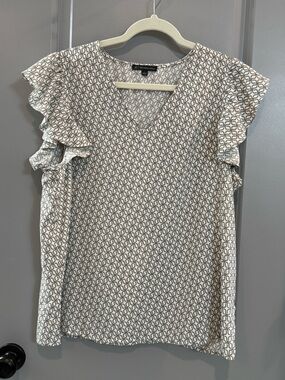 Adrianna Papell Cream & Taupe Geometric Ruffle-Sleeve V-Neck Blouse
